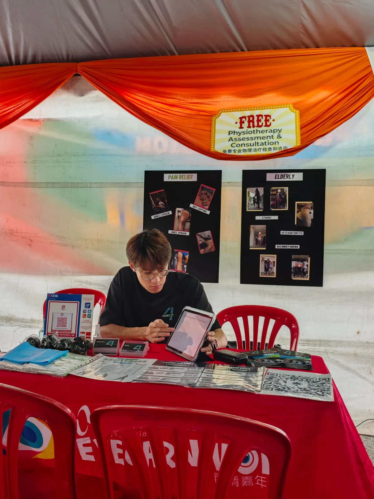 4hertz physiotherapist meeting visitors at a community outreach booth